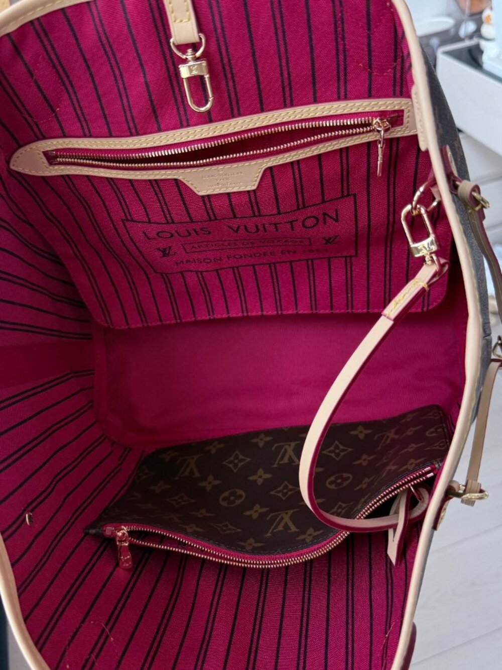 Louis Vuitton Neverfull, specifically the MM (Medium) size in theiconic Monogra - Picture 6 of 8